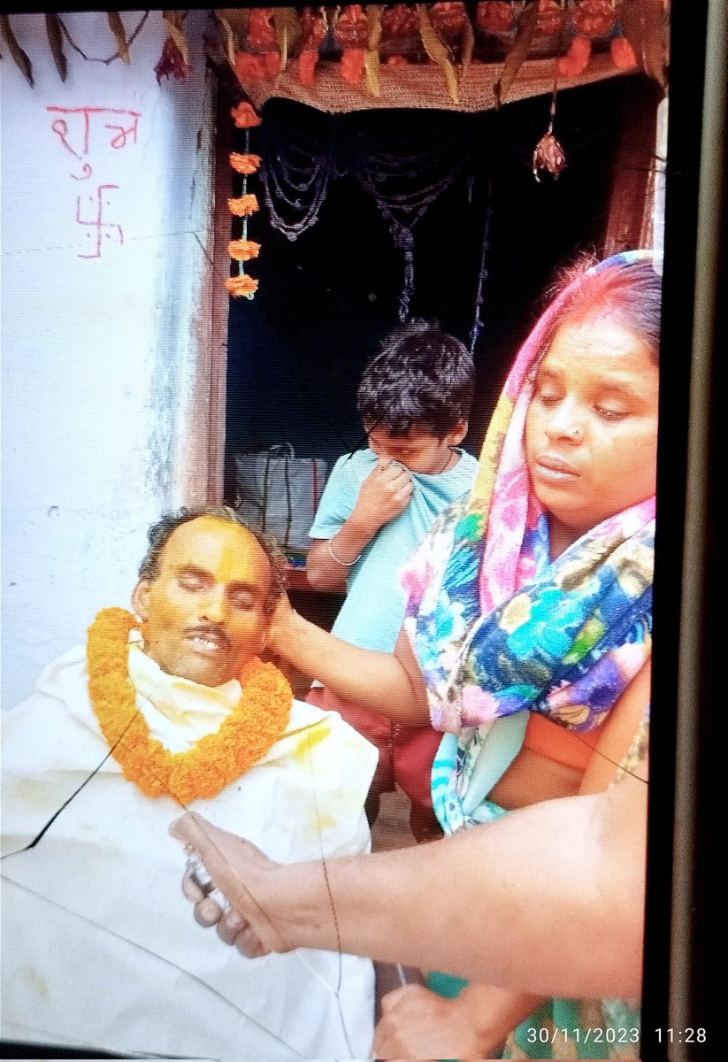 Nishad_Neha5's tweet photo. ये मदन जी की आखिरी तस्वीरे है।उनका रविवार की शाम को देहांत हो गया।अब उनके घर में उनकी पत्नी और 9 साल का बेटा है।एक पैर से पोलियोग्रस्त रानी जी को अपने पति के दशकर्मा हेतु मदद चाहिए।आप से निवेदन हैकि जोभी मदद हो सके इनकी करे। दशकर्मा भोज के लिए समान अथवा पैसे देकर इनकी मदद करे।🙏 https://t.co/BHvzpXif7X