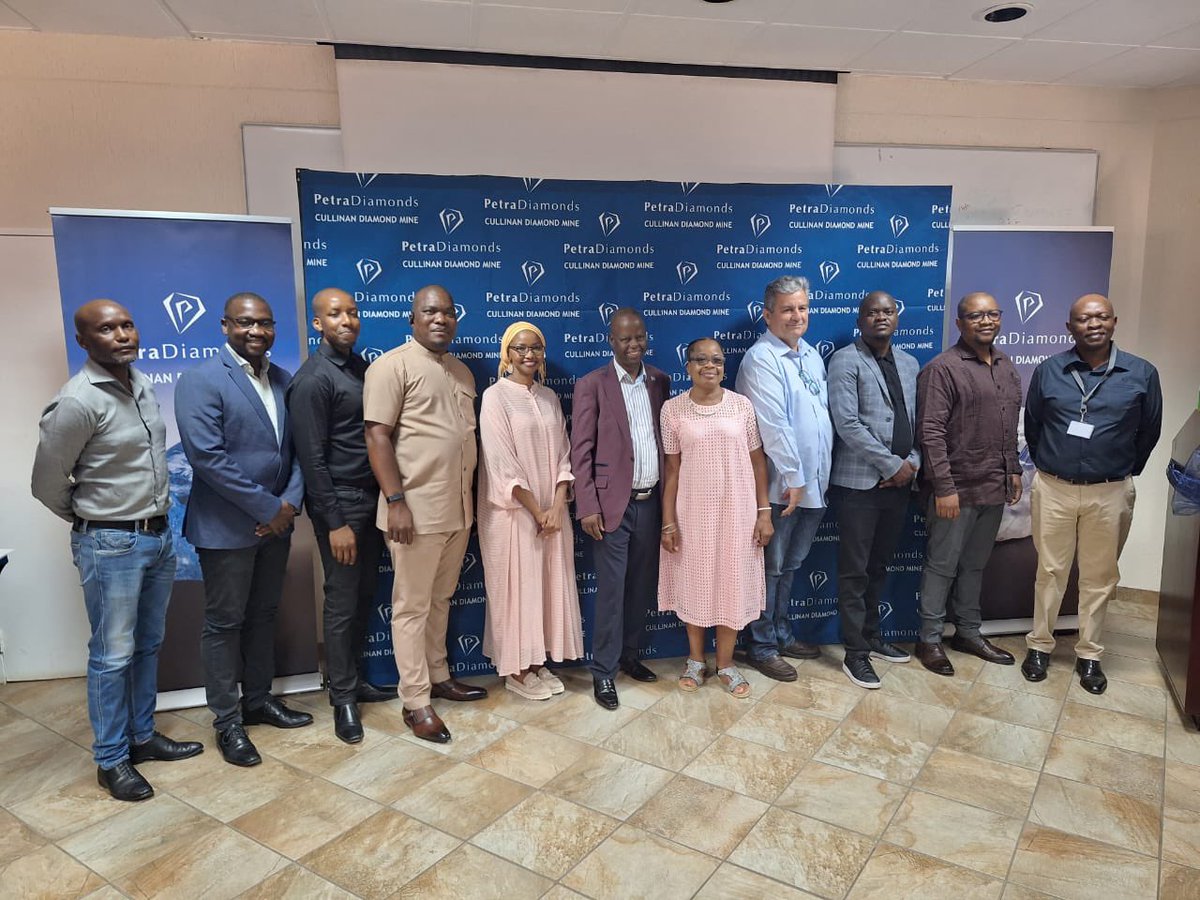 MMC Economic Development & Spatial Planning Hannes Coetzee was pleased to award 32 students who passed with averages between 75% to 99%. iPads & computers were awarded to the best performing students at Cullinan Petra Diamond Mine.
#thepeoplesgovernmentinaction