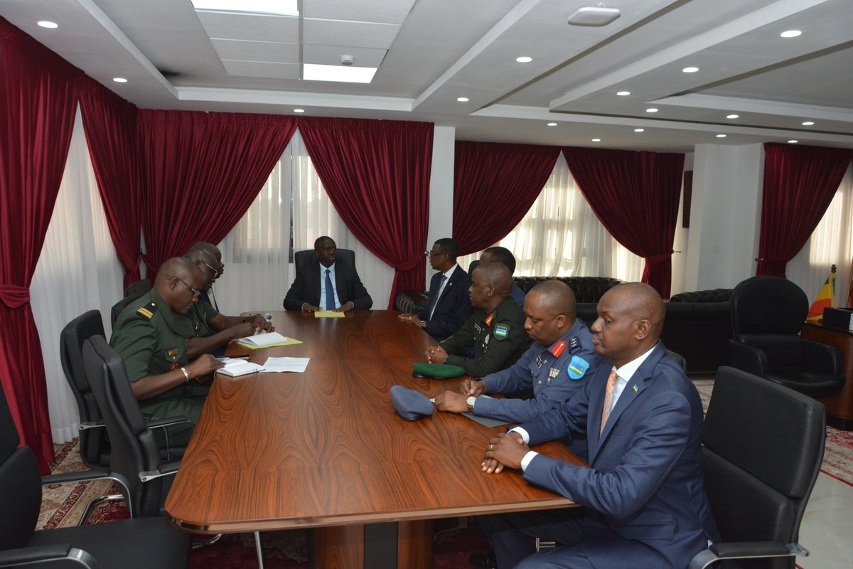 RwandainSenegal's tweet image. Le Secrétaire d&apos;État @KabarebeJames a également rencontré l&apos;honorable El Hadji Omar Youm, ministre des Forces armées du Sénégal, en marge du #FDD2023.
.@RwandaMFA .@RwandaMoD .@JPKarabaranga