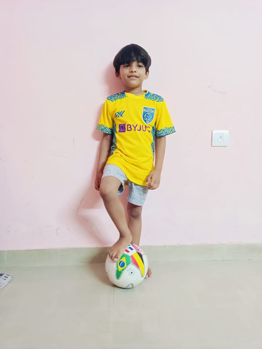 Hasifansar's tweet image. 💛  Nanoo's so excited he's attending his first KBFC match in his first KBFC jersey.
GHANIM 7💛
#youngblasters #KeralaBlasters #KBFC #Manjappada #yellowarmy