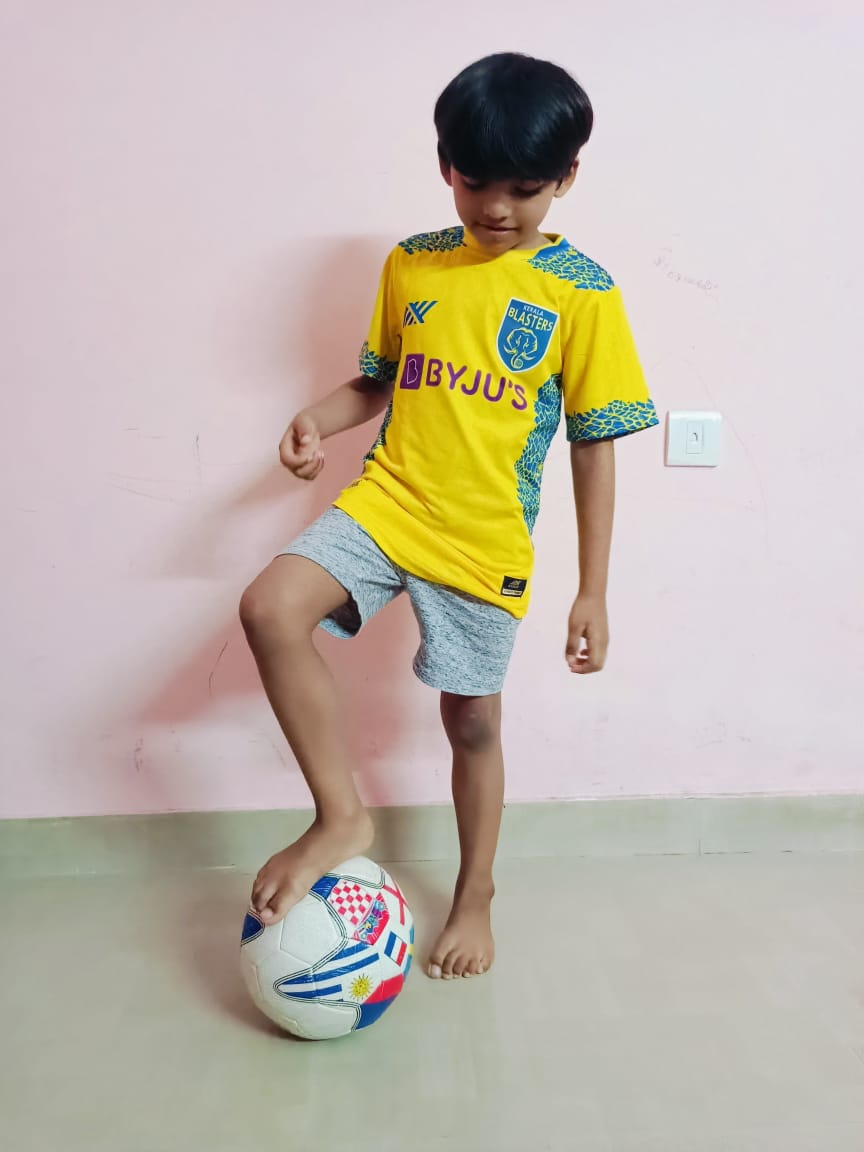 Hasifansar's tweet image. 💛  Nanoo's so excited he's attending his first KBFC match in his first KBFC jersey.
GHANIM 7💛
#youngblasters #KeralaBlasters #KBFC #Manjappada #yellowarmy