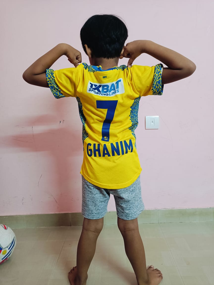 Hasifansar's tweet image. 💛  Nanoo's so excited he's attending his first KBFC match in his first KBFC jersey.
GHANIM 7💛
#youngblasters #KeralaBlasters #KBFC #Manjappada #yellowarmy