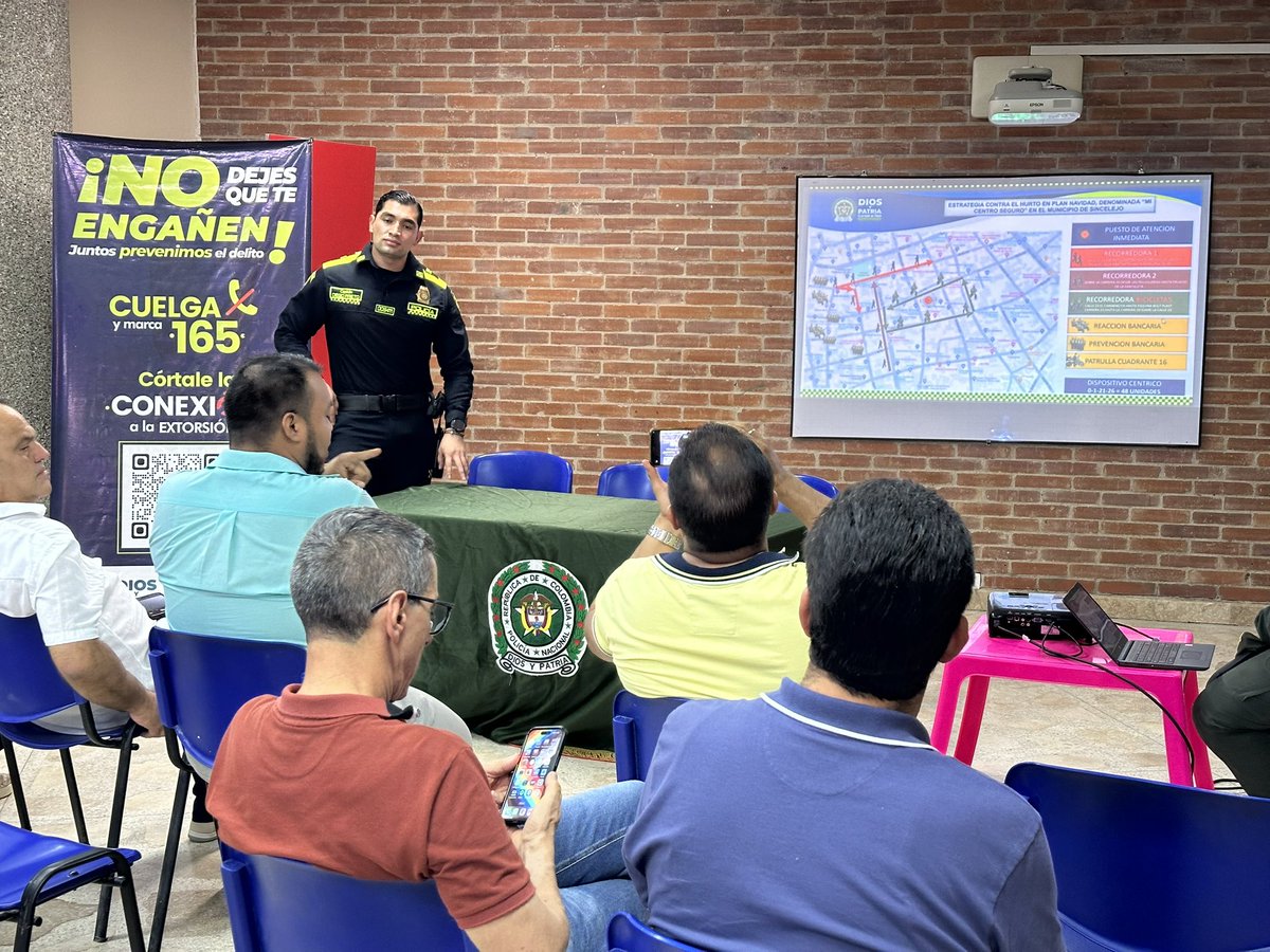 secgobsincelejo's tweet photo. #SincelejoEsSeguridadParaTransformar
Se acerca la Navidad🎄, época en la que aumenta la actividad comercial. Con la Policía Nacional estamos implementando estrategias para prevenir hurtos y así los comerciantes y compradores se sientan confiados a la hora de hacer sus compras🛍️. https://t.co/VJRmd2cXmB
