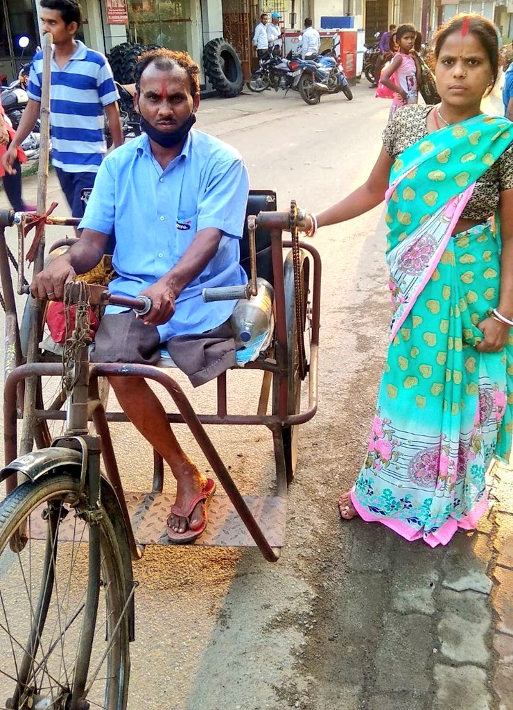 Nishad_Neha5's tweet photo. ये मदन जी की आखिरी तस्वीरे है।उनका रविवार की शाम को देहांत हो गया।अब उनके घर में उनकी पत्नी और 9 साल का बेटा है।एक पैर से पोलियोग्रस्त रानी जी को अपने पति के दशकर्मा हेतु मदद चाहिए।आप से निवेदन हैकि जोभी मदद हो सके इनकी करे। दशकर्मा भोज के लिए समान अथवा पैसे देकर इनकी मदद करे।🙏 https://t.co/BHvzpXif7X