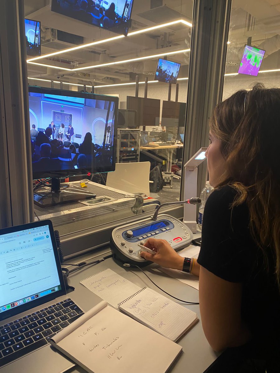 tradujuarez's tweet photo. Últimamente me dejan hablar sin interrumpirme.
¡Que vivan las personas que se preocupan por entenderse! Y que vivan las intérpretes.
#1nt #interpretacion #simultanea https://t.co/nC0L6FkL8J