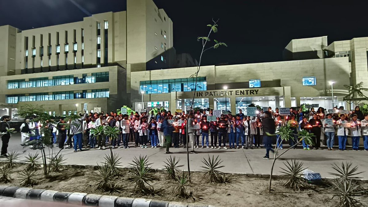 Shivapareekk's tweet photo. peaceful candle march by Nursing officer at AIIMS Bathinda 5th Day advocating for their rightful legal demands. Let nurses unity light the way for justice and positive change.
@harish_kajla 
@PMOIndia @MoHFW_INDIA 
@mansukhmandviya @AIGNFNURSES 
 @BhagwantMann 
#UnityForChange https://t.co/gfXrX2AeG6