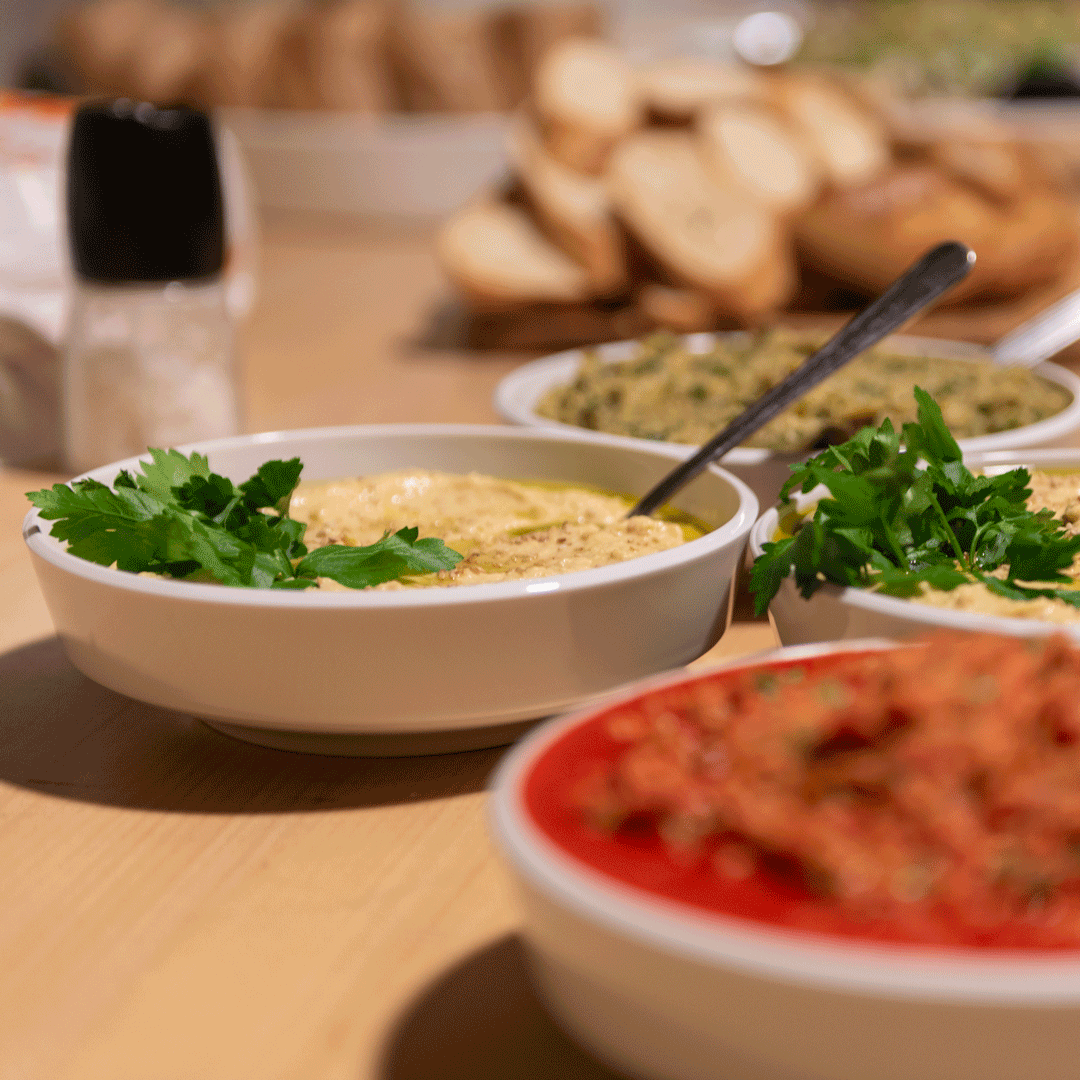 29.11.2023 – Volles Foyer zur Antrittsvorlesung mit dem Titel "less &amp; more" von Prof. Simon Takasaki-Lauw #Architektur im Rahmen der Vortragsreihe Wismarer DIAlog. Auch Absolventen+ externe Gäste waren da. Im Anschluss wurde zu einem Buffet geladen.

fg.hs-wismar.de/fakultaet/pers…