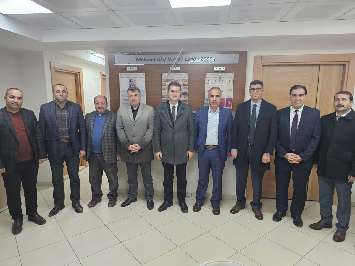 Erciş Belediye Başkan A. Adayı olarak: Sivil toplum kuruluşları ziyareti kapsamında Erciş Memur-Sen ve Eğitim Bir-Sen ilçe başkanı sayın Cemal Aslan ve kıymetli yönetim kurulu üyelerini ziyaret ettim. Nezaketleri için çok teşekkür ederim. <a href="/caslan8165/">CEMAL ASLAN</a> <a href="/Burhan_Kayaturk/">Burhan Kayatürk</a>