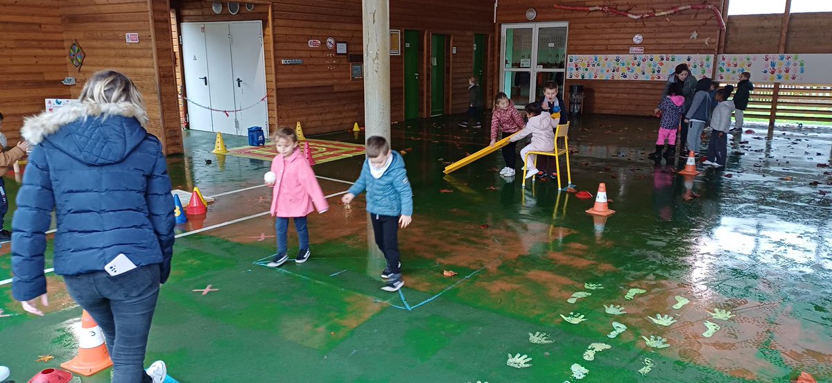 USEPEure's tweet photo. Bonneville #generation2024. Les enfants préparent une rencontre sportive en famille. De la pratique à la découverte des rôles sociaux sportifs dès la maternelle @MoncadaFra @usepvmoreira @usepnationale @EureenNormandie @NouetSeverine @Yannick274 @Clement_F76 @phdelamarre https://t.co/tYVMNZMIZy