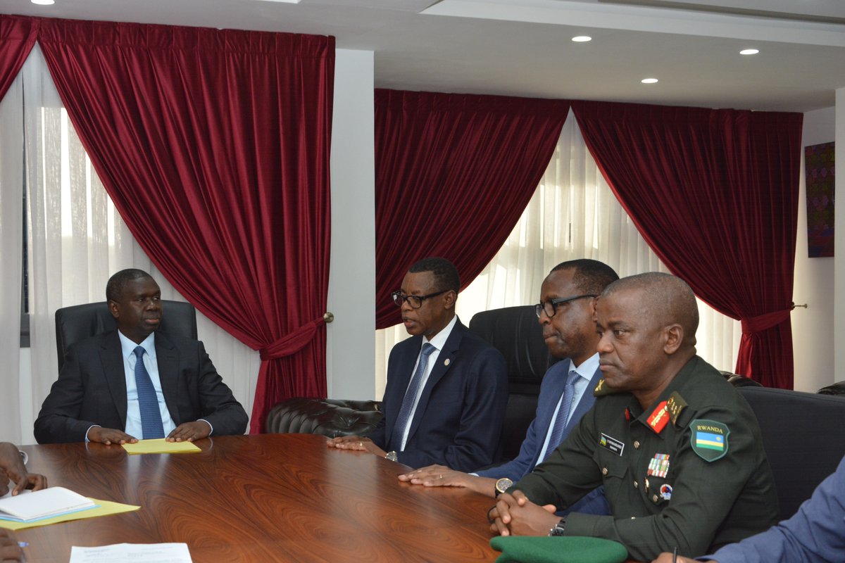 RwandainSenegal's tweet image. Le Secrétaire d&apos;État @KabarebeJames a également rencontré l&apos;honorable El Hadji Omar Youm, ministre des Forces armées du Sénégal, en marge du #FDD2023.
.@RwandaMFA .@RwandaMoD .@JPKarabaranga