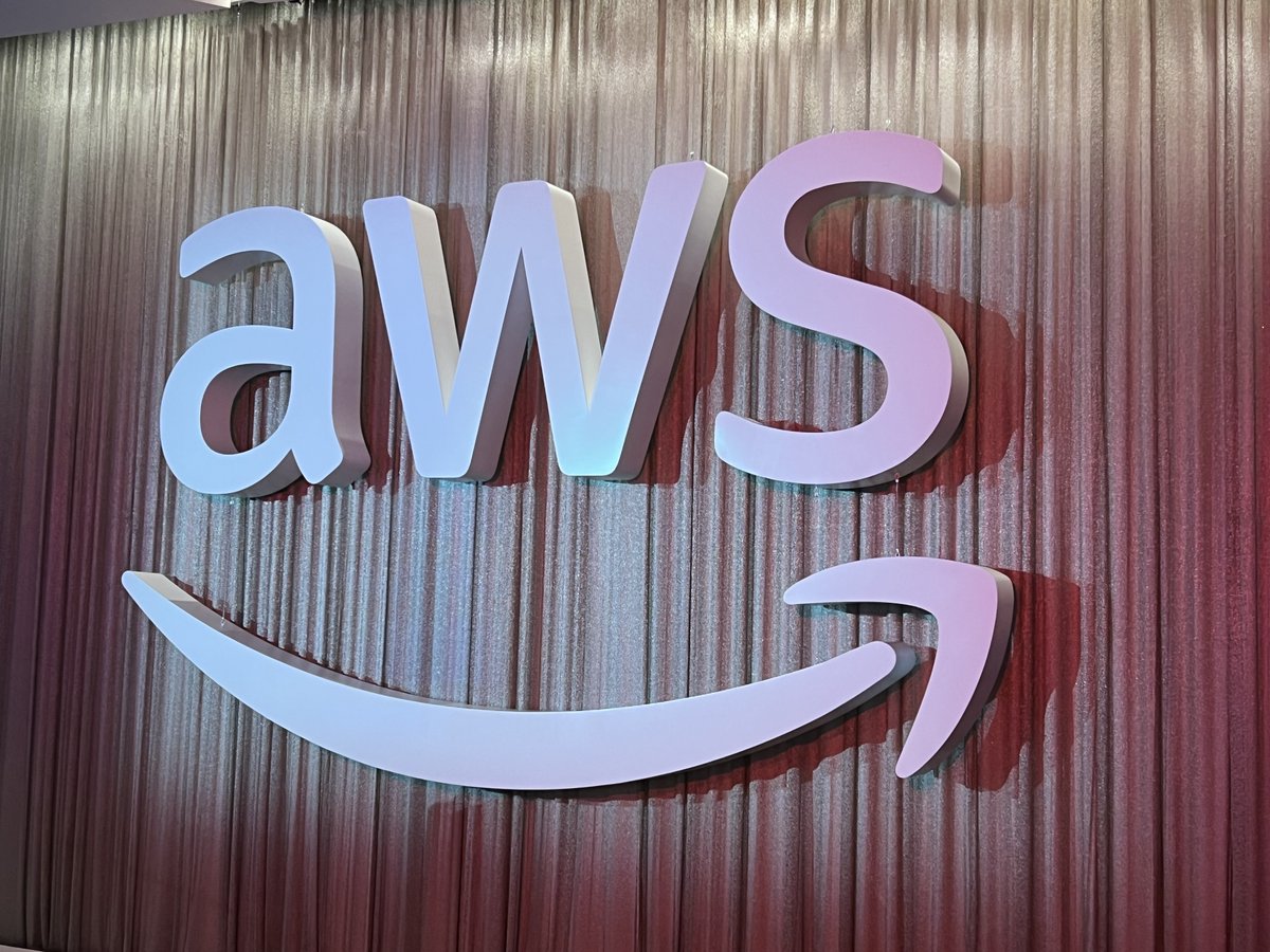 ConsultKinect's tweet image. To our #LinkedInCommunity 🔊 If you´re ready to kick ass in #AWS, reach out to us today 📍 #reInvent conference, Las Vegas.