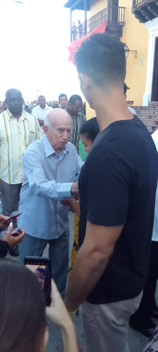 El acto de homenaje por el 67 aniversario del Levantamiento Armando en #SantiagodeCuba fue momento oportuno para entregar  el carnet del  <a href="/PartidoPCC/">Partido Comunista de Cuba</a> a jóvenes destacados de manos de José Ramón Machado Ventura Comandante de la Revolución.
#CubaVive