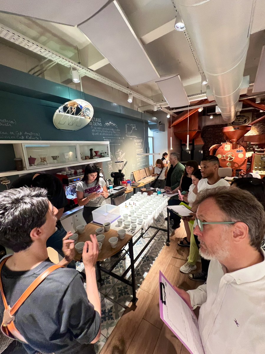 ☕️ Hoy <a href="/cafemartinez/">Café Martínez</a> me invitó a jugar de barista en el marco sus 90 años. La cadena de la familia Salas Martínez 🇦🇷 arrancó en este local, como depósito, en los años 30 y, ahora, suma 215 sucursales en 🇦🇷🇵🇾🇺🇾🇧🇴🔥

📍 Talcahuano 948, CABA