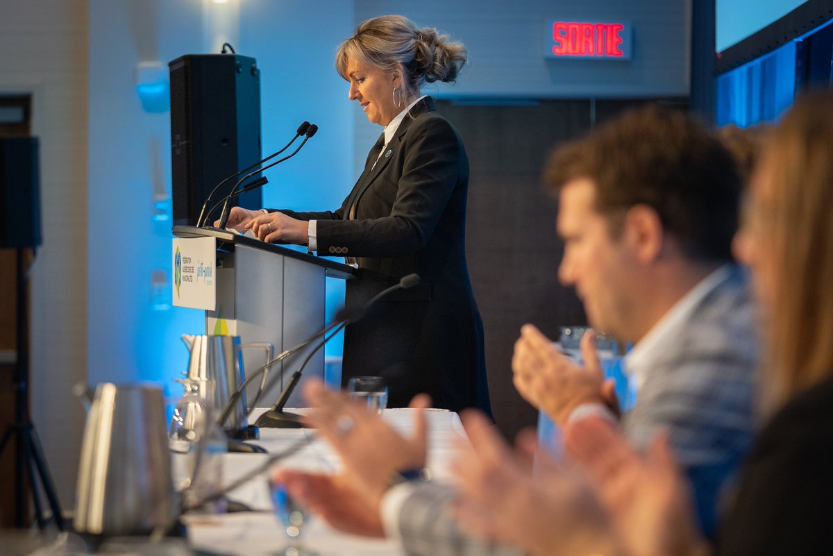 FQMenligne's tweet photo. À quelques semaines de la signature de la Déclaration de réciprocité entre le gouvernement du Québec et les gouvernements de proximité, la ministre des Affaires municipales, @AndreeLaforest est notamment venue faire le point auprès de nos participants.
#polmun #pl39 https://t.co/IUwtUZx3K6