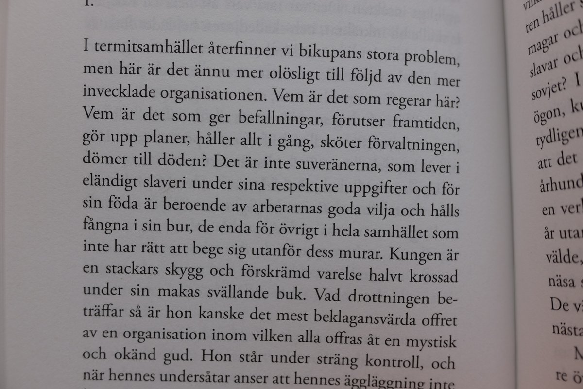 vendelsforlag's tweet photo. I dag släpper Vendels förlag Maurice Maeterlincks Termiternas liv i moderniserad översättning, nu åter i tryck på svenska för första gången sedan 1927. Och kära människor: Som jag – @JohanJ, som skriver den här uppdateringen – älskar den här boken.

(Tråd.) https://t.co/rEeMXAojSz