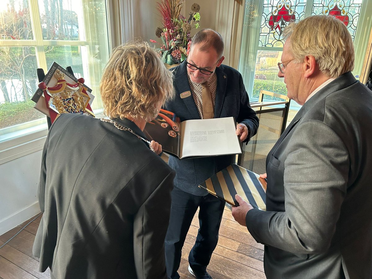 Een feestelijke bijeenkomst in Rhoon waar ik het predicaat ‘Bij Koninklijke Beschikking Hofleverancier ‘ mocht overhandigen aan dhr. Eric Groos van Groshart Elektrotechniek. Een welverdiende erkenning van 100 jaar vakmanschap en service! <a href="/zuid_holland/">Provincie Zuid-Holland</a> <a href="/JolandaDeWitte/">Jolanda de Witte</a>