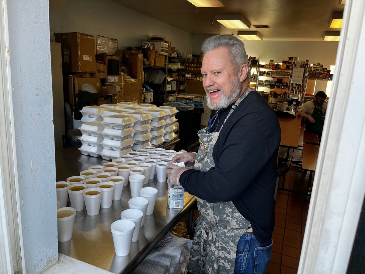 vrmhope's tweet photo. On Thanksgiving Day, a team of 25 volunteers assisted our Hospitality Staff in preparing and serving 178 hot, made from scratch, Thanksgiving meals to our community! 🍲 This team of volunteers served pies and distributed 60 personal hygiene care bags! https://t.co/Q9220ZnmDZ https://t.co/esT4p90njM