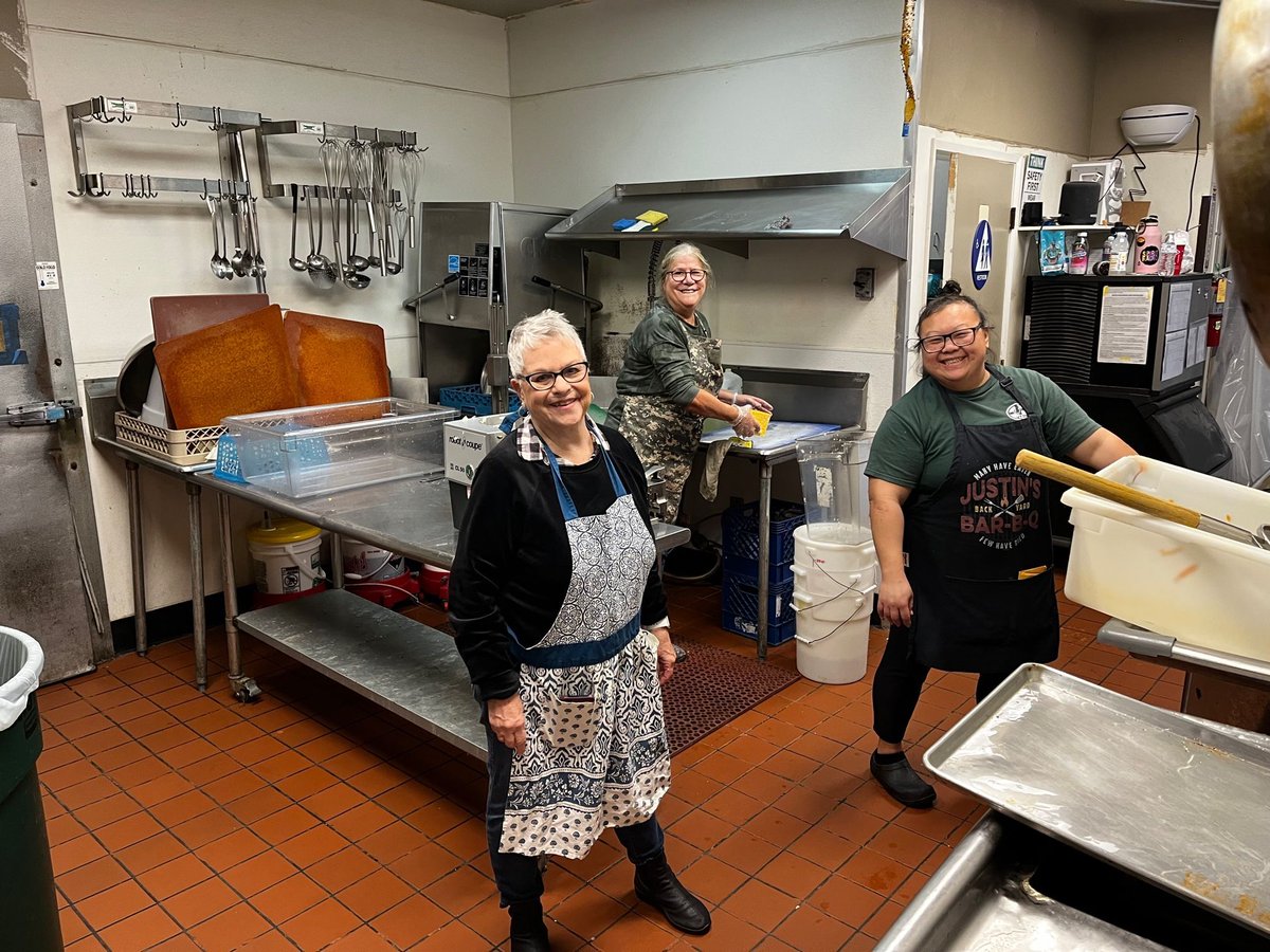 vrmhope's tweet photo. On Thanksgiving Day, a team of 25 volunteers assisted our Hospitality Staff in preparing and serving 178 hot, made from scratch, Thanksgiving meals to our community! 🍲 This team of volunteers served pies and distributed 60 personal hygiene care bags! https://t.co/Q9220ZnmDZ https://t.co/esT4p90njM