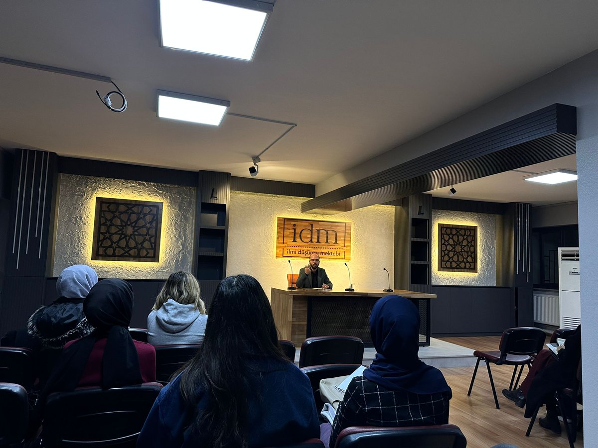 Sakatlığın başlangıcından itibaren yeti yitiminin neden olduğu bedensel değişimin ve yaşanan bedensel değişimin etkilediği sosyal yaşamın ortaklıkları konu edinilmiştir.