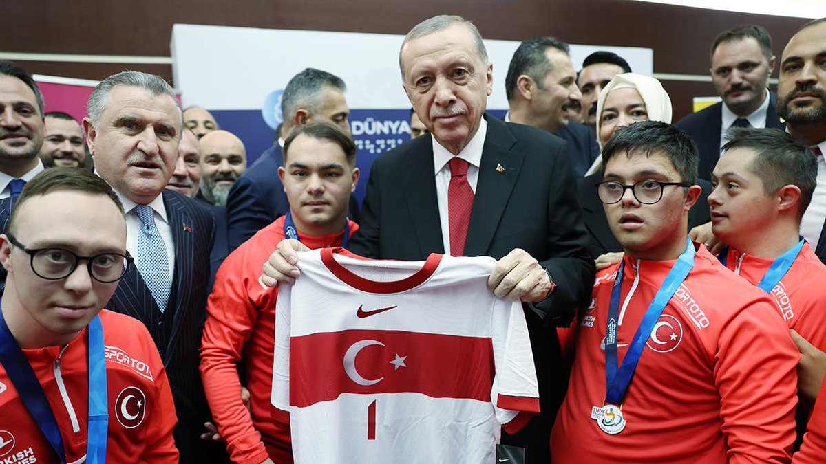 darkgundemx's tweet photo. Cumhurbaşkanı Erdoğan, Avrupa Şampiyonası'nda Portekiz’i yenerek şampiyon olan Down Sendromlu Futsal Milli Takımı oyuncuları ile bir araya geldi. https://t.co/qtN41HjgY5