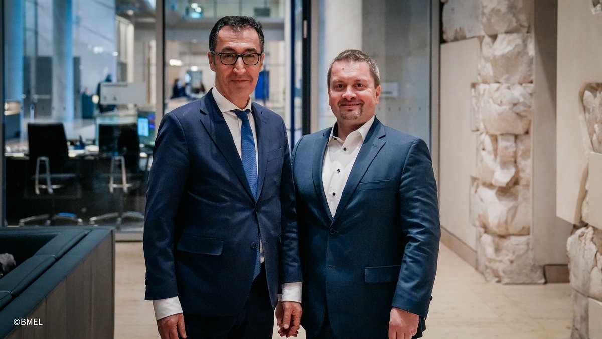 BMEL (@bmel) on Twitter photo Zur staatlichen #Tierhaltungskennzeichnung haben sich heute Bundesminister <a href="/cem_oezdemir/">Cem Özdemir</a> und Robert Römer, Geschäftsführer der Initiative Tierwohl <a href="/ITW_DE/">Initiative Tierwohl</a>, ausgetauscht.
Weite Infos zur Tierhaltungskennzeichnung gibt's hier:
tierhaltungskennzeichnung.de Zur staatlichen #Tierhaltungskennzeichnung haben sich heute Bundesminister <a href="/cem_oezdemir/">Cem Özdemir</a> und Robert Römer, Geschäftsführer der Initiative Tierwohl <a href="/ITW_DE/">Initiative Tierwohl</a>, ausgetauscht.
Weite Infos zur Tierhaltungskennzeichnung gibt's hier:
tierhaltungskennzeichnung.de