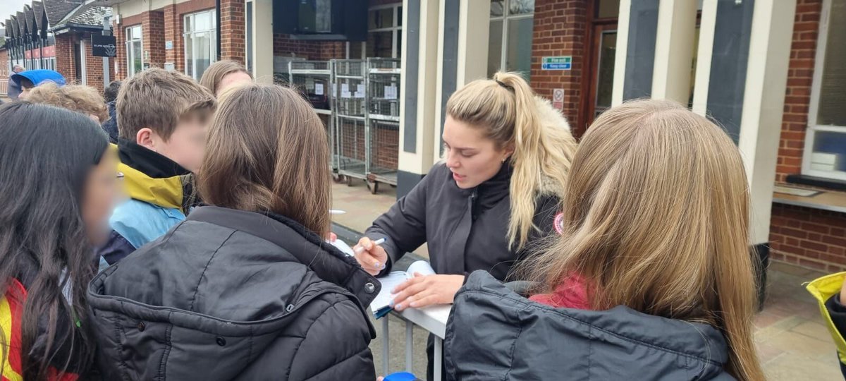 Pupils visiting @LingfieldPark had the exciting opportunity to meet jockey Lilly Pinchin following her win in the second race. Lilly even had time to sign a few race cards! #Nextgeneration #inspirationalwomen