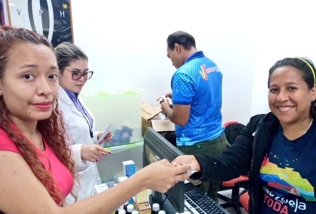 FarmapatriaV's tweet photo. Durante nuestra jornada dispensamos una gran variedad de medicamentos a precios increíbles, para el cuidado de la salud del personal obrero, administrativo y estudiantes de la #UCV 

@NicolasMaduro @MinSaludVE @MagaGutierrezV #Fames 
#MisHijosEstánConElEsequibo https://t.co/NGPuZAuE3h