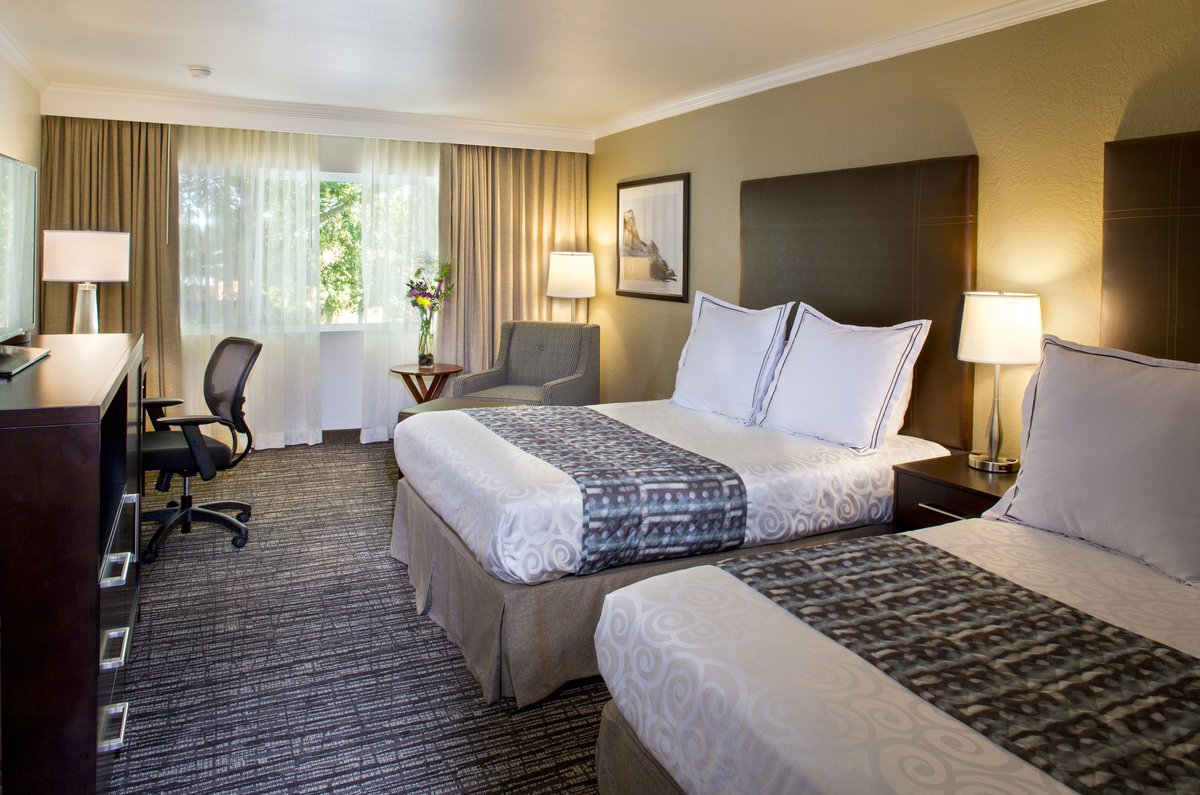 Unwind in our stylish rooms at Best Western Garden Court Inn. 🛏️ Experience the perfect East Bay getaway with all the perks you need. 🌟 For reservations, call 510-792-4300. ☎️ #ComfortableStay #EastBayEscape 😊 gardencourtinn.com/en/rooms/
