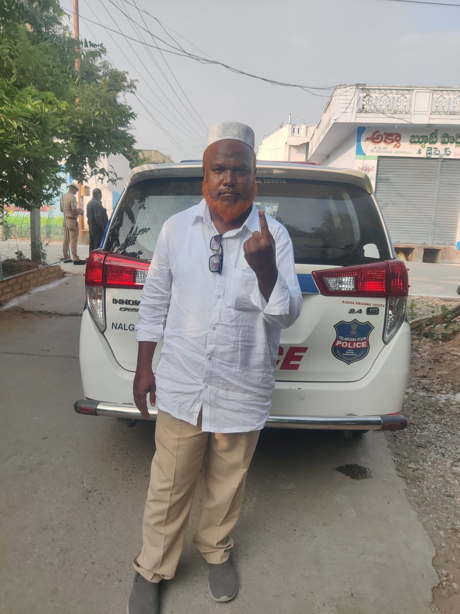 TRSFaheemuddin's tweet photo. @BRSparty Minority State Senior Leader @TRSFaheemuddin cast his vote at Polling Booth 115 in Bangarugadda, Miryalaguda.
Nalgonda Dist.
#VoteForBRS

#TelanganaElections2023 https://t.co/0VNmRWxXW8