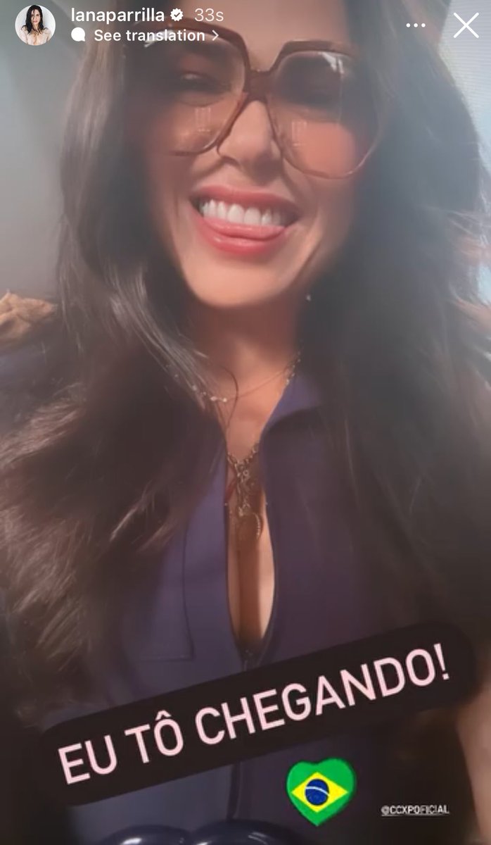 ELA TÁ MUITO FELIZ SIM! — Lana Parrilla em nova atualização no Instagram Stories anunciando que já está chegando para o primeiro dia da #CCXP2023 🇧🇷💛💚