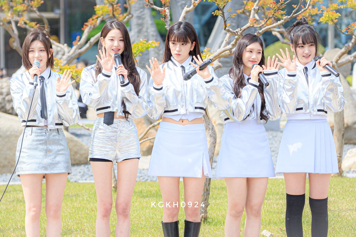 KGKH0924's tweet photo. 𝐻𝐴𝑃𝑃𝑌 𝐼𝑉𝐸 𝐷𝐴𝑌
#IVE #아이브 
#HappyIVEday
#IVE_2nd_Anniversary
#우리의_DECEMBER_영원히_EVER https://t.co/vtSvP3U6SA