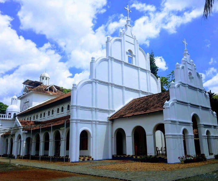 The church procession scene from #KaathalTheCore is just so native and real. It reminded me of how we’d go to my ammachis tharavadu in Pampady for the Pothenouram Dayaras annual procession. My father’s uncle and wife would have the entire family over to stand at the gate when the