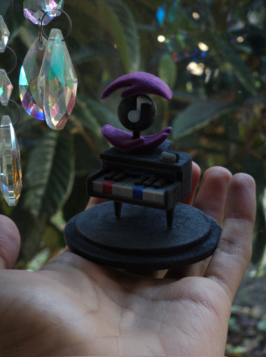 I just received this @PianoVisionAR miniature and it's just adorable!! Thank you so much <a href="/ZachaReid/">Zac Reid</a>! I had a ton of fun working with you on PianoVision and I can't wait to see where you'll take it next 🥹🫶🏻