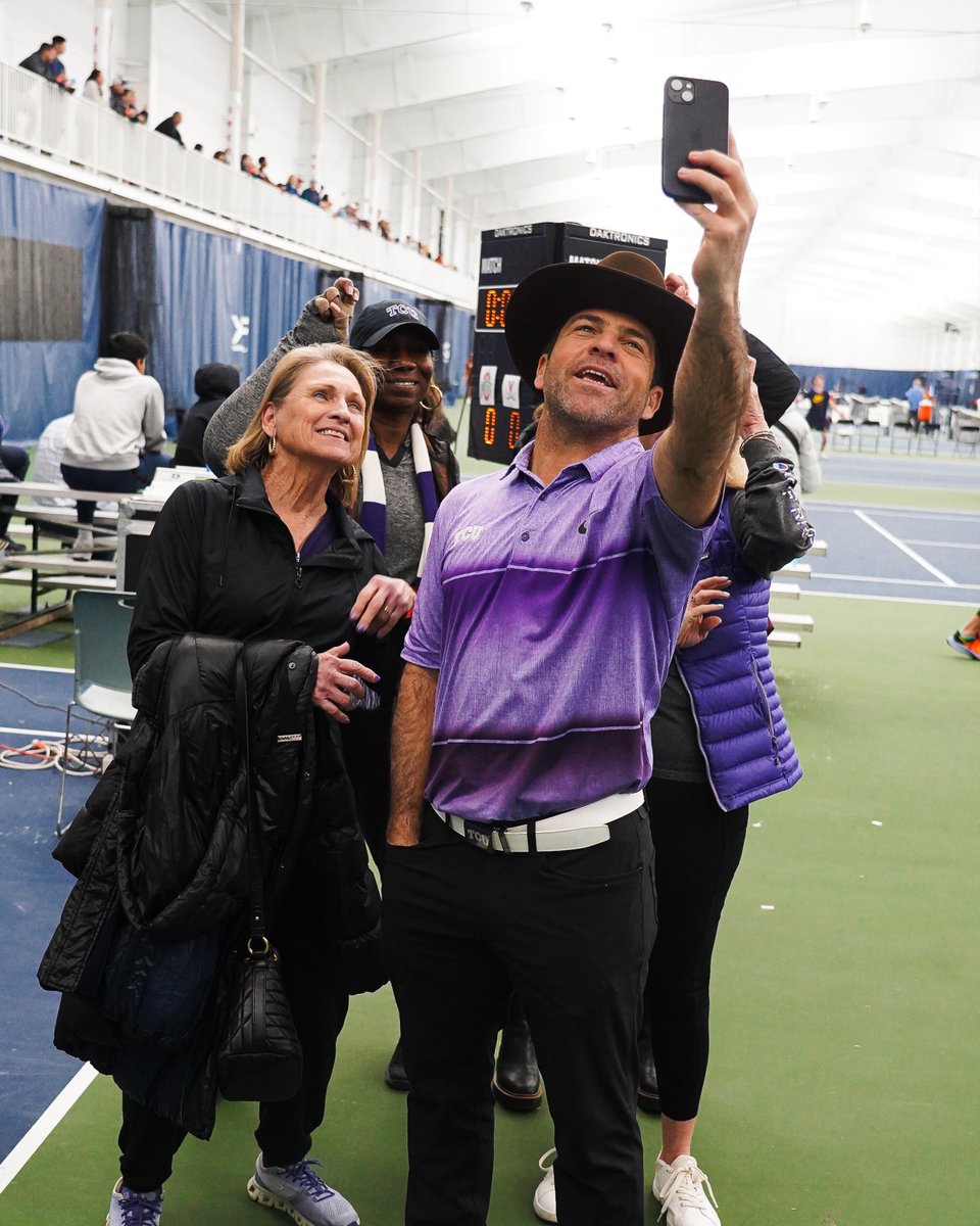 The hat is another year older 🥳 Feliz cumpleaños to our leader @RoditiTCUTennis #GoFrogs