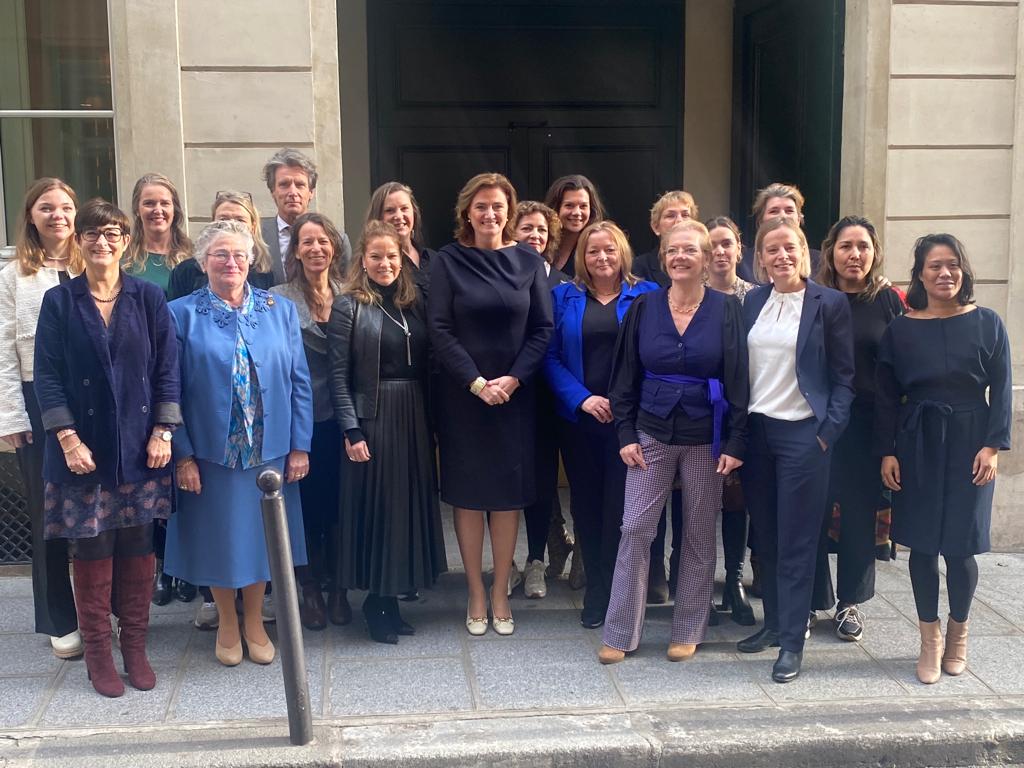 @Womens_Forum Naast het panel sprak ik ook met andere inspirerende leiders. Met de Franse minister @LaurenceBoone, verschillende denktanks, Franse CEO’s, Nederlandse vrouwelijke ondernemers en ambassadeur @JanVersteegBZ! (3/4)