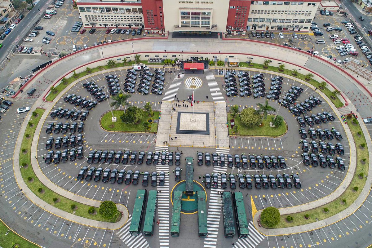 ✅ ¡Seguimos luchando contra la delincuencia! La presidenta Dina Boluarte entregó 150 modernas camionetas que serán asignadas a las comisarías de Lima y Callao. Este es el segundo lote entregado, con lo cual ya son 300 nuevas unidades para el patrullaje policial. ✅ La…