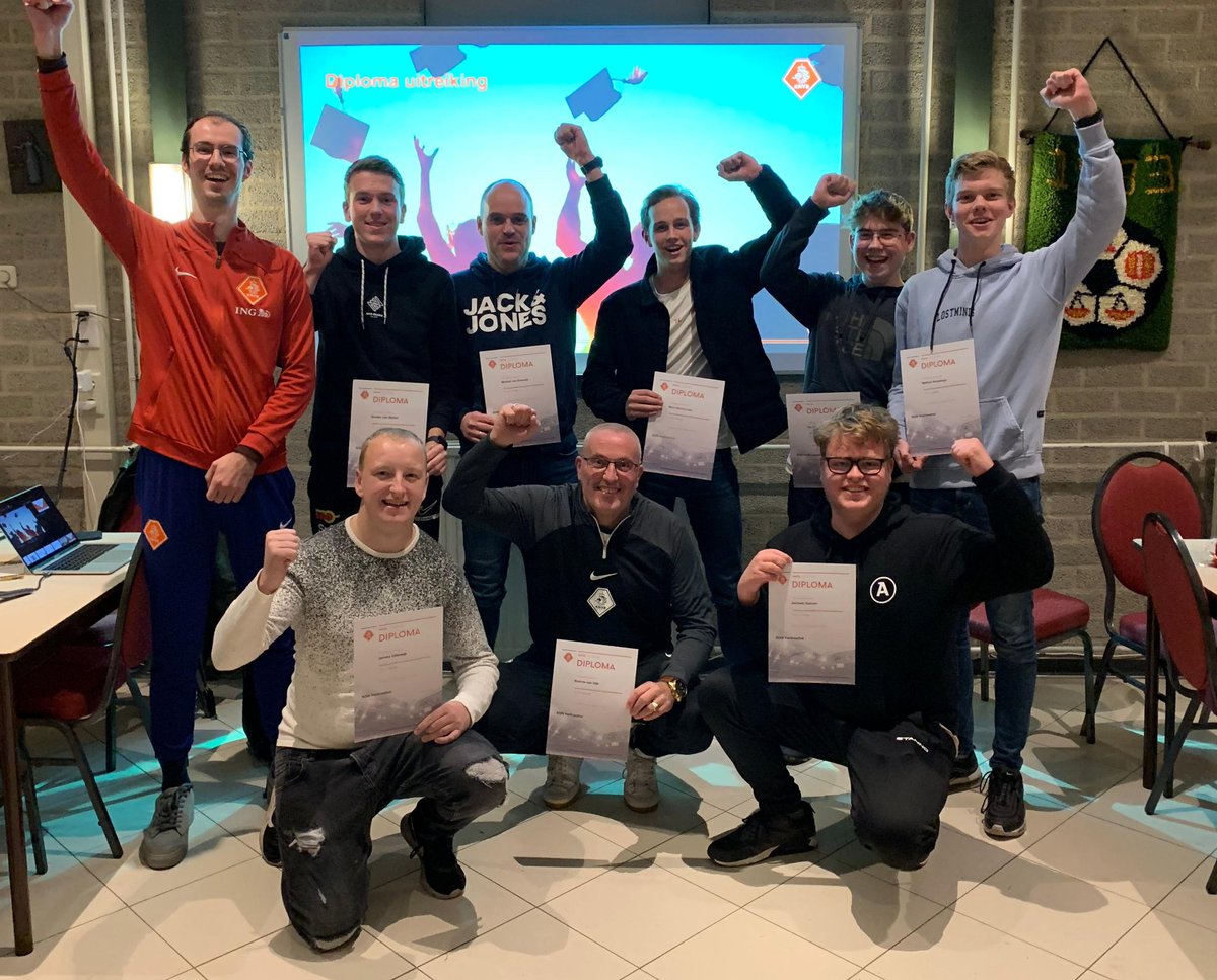 De SAO Apeldoorn feliciteert deze enthousiaste groep scheidsrechters met het behalen van hun SOIII-diploma! Heel veel plezier gewenst met deze prachtige hobby! 

sao-apeldoorn.nl/felicitaties-v…