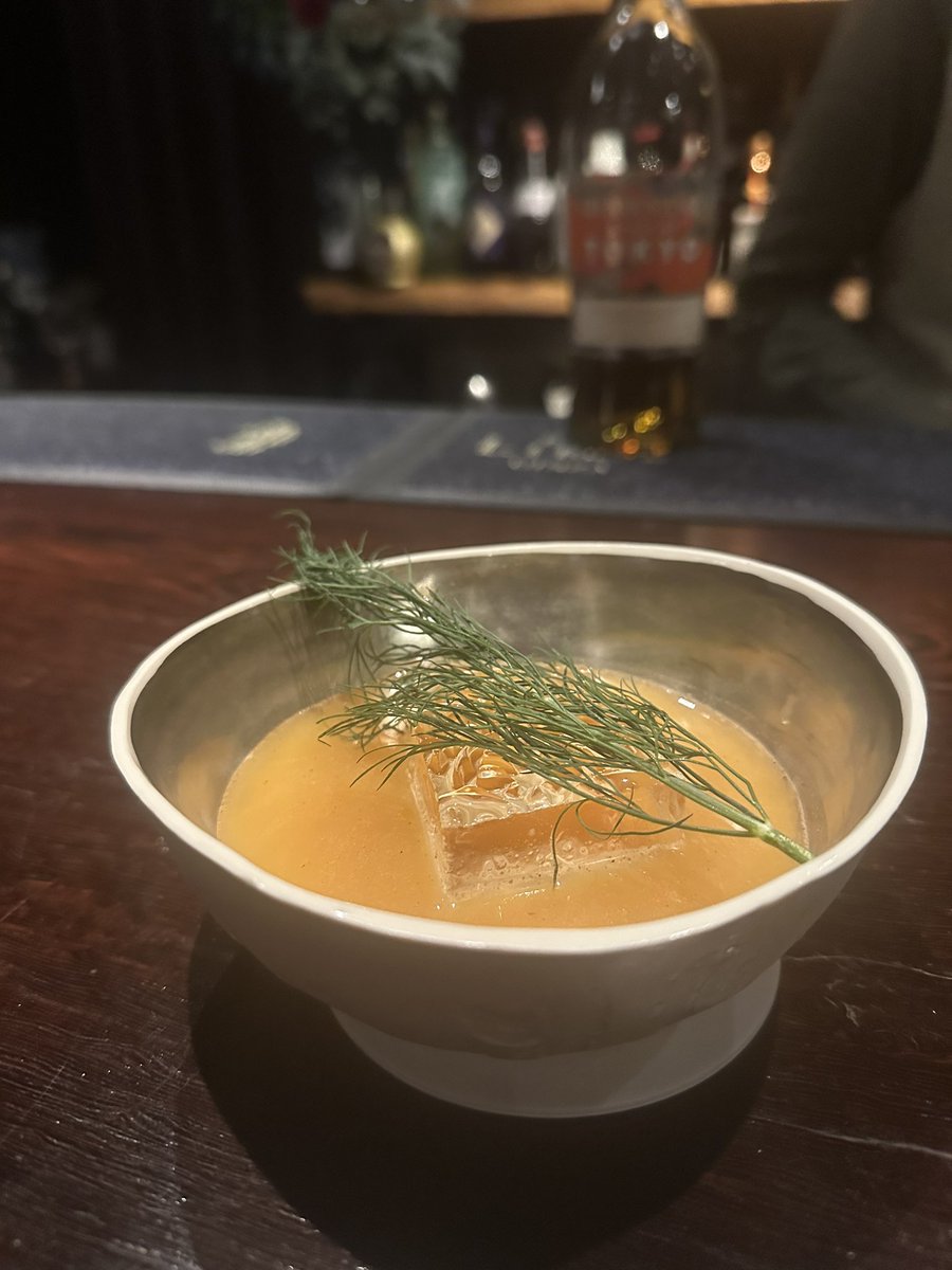 kazelabo0116's tweet photo. kaze laboもお店の一端を担わせていただいてるBar LIBRE GINZA
久しぶりに行ったらキリンがいた
モーレンジのイベントで年内はキリンが出迎えてくれます🦒
にしてもカクテルが本当におしゃれで美味しい。楽しくて居座ってしまう
#barlibreginza #bar #cocktail  #GINZA #銀座 #TOKYO #銀座バー https://t.co/ZvDcp97uvF