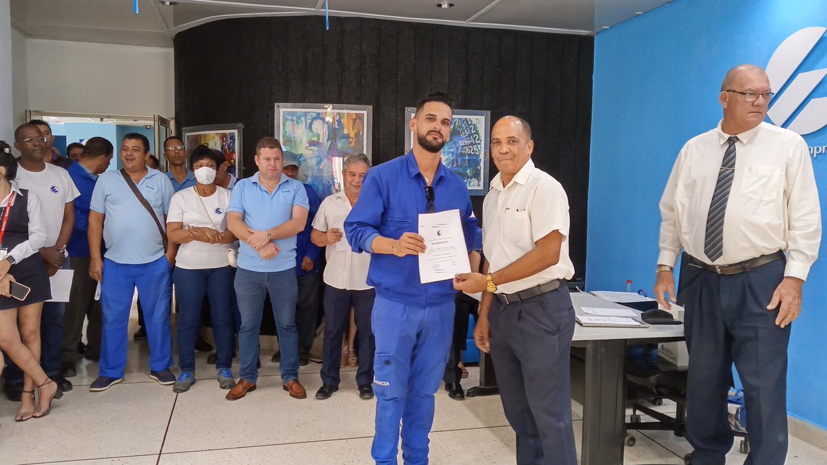 En la mañana de hoy se realizó el acto de clausura de la jornada de seguridad y salud en el trabajo. Se reconocieron a 40 donantes de sangre y a choferes profesionales que no han tenido accidentes.@lidiaHid