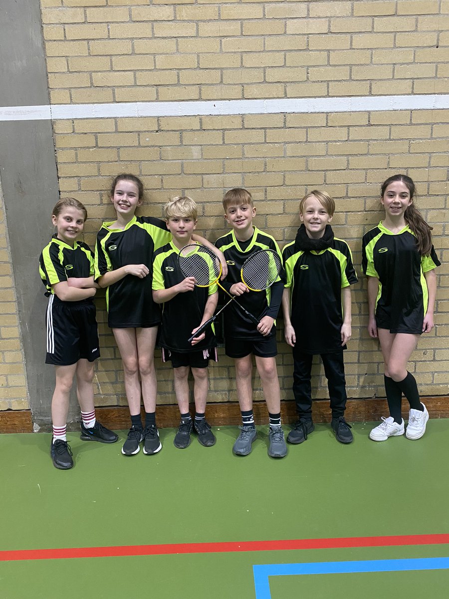 gsp_greenacre's tweet photo. Some lovely team photos today of @HorstedSchool, @PrimaryElaine & New Road at the #MYG Badminton event! #smile #doublematches @MedwaySport 🏸😄 #PLATEcomp https://t.co/I7vDflKM31
