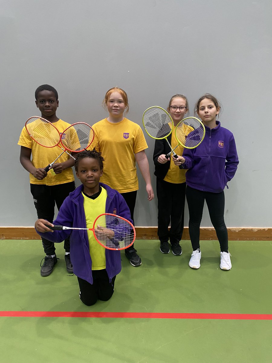 gsp_greenacre's tweet photo. Some lovely team photos today of @HorstedSchool, @PrimaryElaine & New Road at the #MYG Badminton event! #smile #doublematches @MedwaySport 🏸😄 #PLATEcomp https://t.co/I7vDflKM31