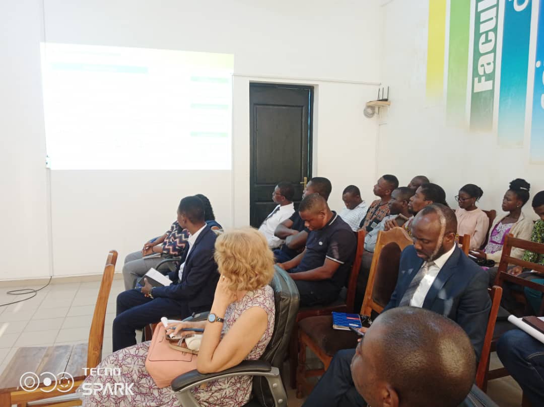 KoffiSodokin's tweet photo. 📢 Le #CREAMO (https://t.co/Ldt6TIVYZJ) a organisé son 2ème séminaire de l'année académique 2023-2024 le 29/11/2023. Un focus sur des recherches économiques innovantes 📊:
1️⃣ Dr. AUEY a détaillé une analyse des lauréats du Prix Nobel d'Économie 2022. 2️⃣ M. Kuessi a exploré la compétition et l'efficacité bancaire dans l'UEMOA, sur la base de son papier récent (https://t.co/zmPammkFMK). 3️⃣ Dr. Serge Ky ( de l'Université de Ouahigouya du Burkina Faso https://t.co/B4OY2pU23B) a présenté les résultats d'une étude randomisée sur l'impact de l'adoption du mobile money sur la formalisation des microentreprises au Burkina Faso.
🔗 Plus d'infos: https://t.co/Ldt6TIVYZJ
#Economie #Recherche #Innovation