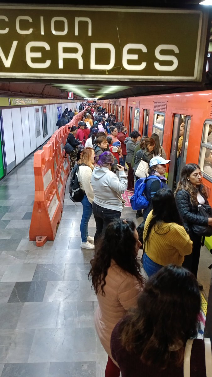 chaxmin's tweet photo. @MetroCDMX Quién es el pendejo qué calcula los tiempos esto no es de 7 minitos https://t.co/txfg84niDJ