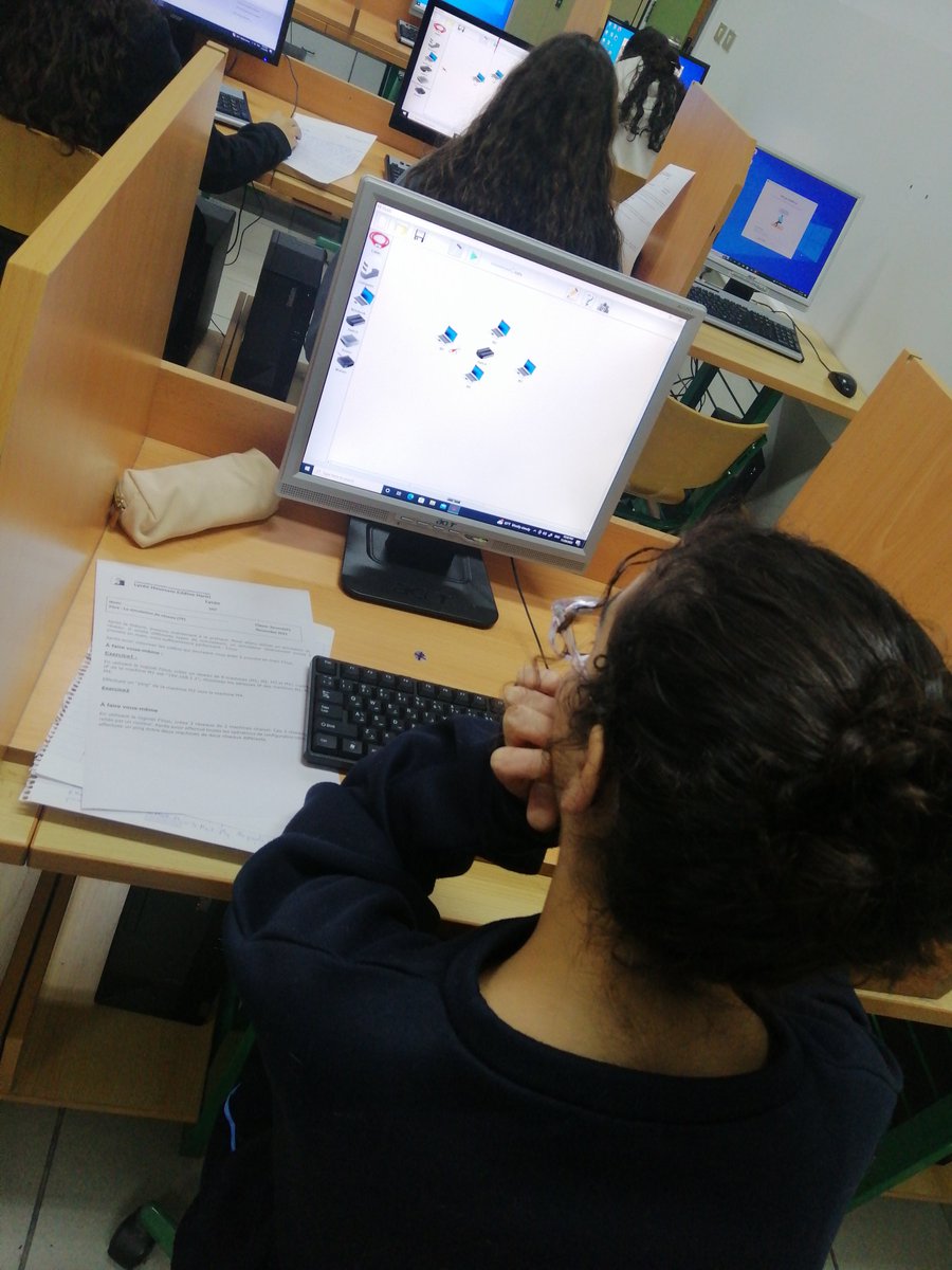 NassarSimone's tweet photo. Les apprenants de la classe de 2ndFS ont utilisé le logiciel Filius pour créer et simuler un réseau informatique local. #technologie #Internet @Hhhsinfo @DidiSaleh10 https://t.co/IxrSxy0slm
