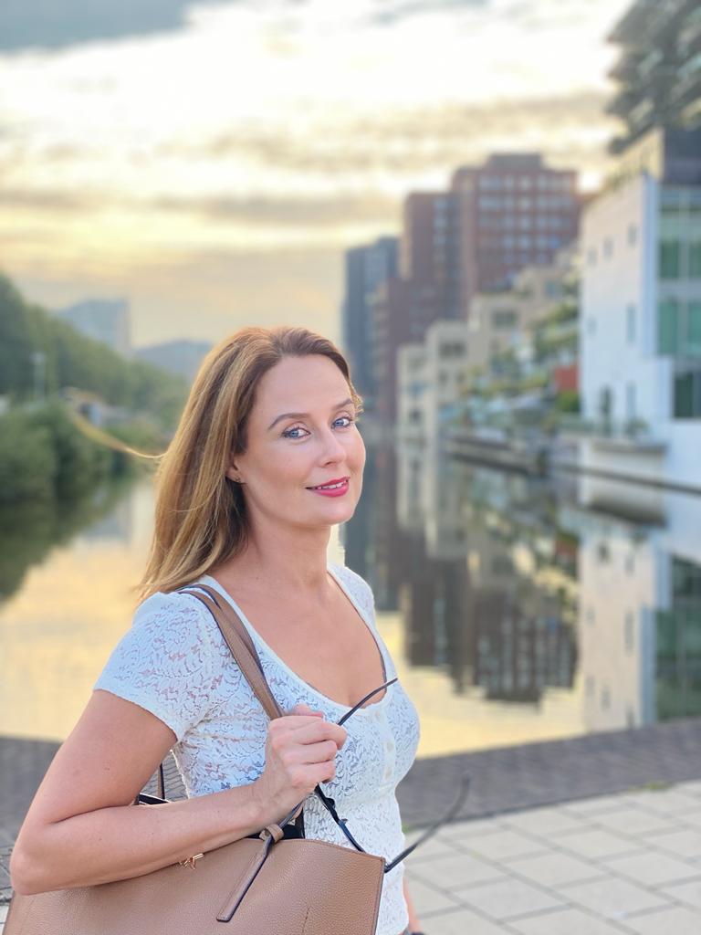 marketwrite's tweet image. Herken je dat? Je loopt op straat en wilt oversteken... Opeens schrik je op door het geluid van een toeterende auto. Je beseft dat je al een tijdje niet meer aanwezig was. Wat kun jij nu doen om jouw (onbewuste) gedachtestroom te stoppen? Een video youtube.com/watch?v=2iSUlX…