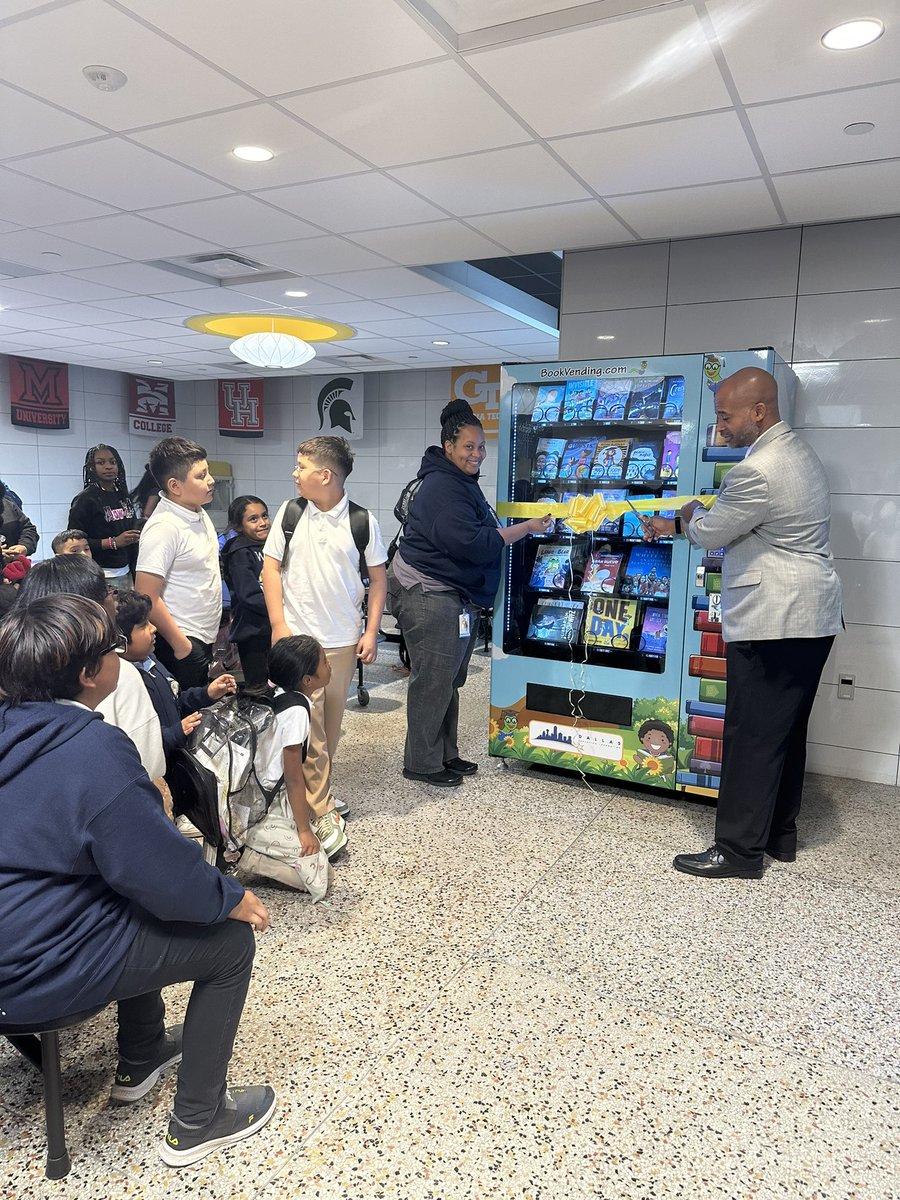 DanielWebsterES's tweet photo. We are excited to have Inchy’s Bookworm Vending Machine in our school! Students are able to earn tokens by displaying the Wildcat Way, Attendance, and Academic achievement or growth. We love to make reading fun! #WeAreWebster #Bookvending #BookwormMachine 💙💛 https://t.co/XacYidPamF
