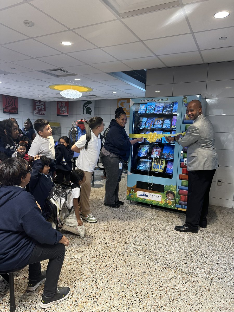 DanielWebsterES's tweet photo. We are excited to have Inchy’s Bookworm Vending Machine in our school! Students are able to earn tokens by displaying the Wildcat Way, Attendance, and Academic achievement or growth. We love to make reading fun! #WeAreWebster #Bookvending #BookwormMachine 💙💛 https://t.co/XacYidPamF