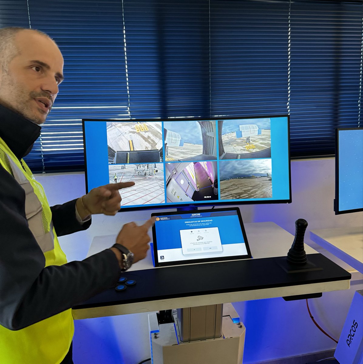 This is a control station for remotely operated passenger boarding bridge (PBB) at Sevilla airport. Remote control increases operator productivity significantly. Thank you for organizing an interesting site visit! <a href="/SESAR_JU/">SESAR JU🇪🇺✈️</a> <a href="/xamkfi/">Xamk</a>