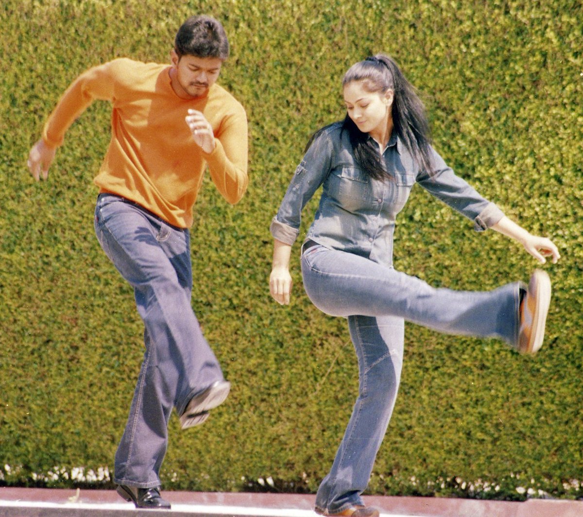 SimranBaggaFan's tweet photo. #Simran And #ThalapathyVijay Stills from Udhaya Movie πΏ
@SimranbaggaOffc #KollywoodQueen #TamilCinema #Tamilactress #Tollywood #TeluguCinema #NaturalBeauty #90sLove #90sFavorite #fanart https://t.co/ucUZzGudDw