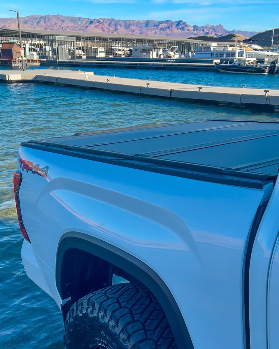 TrailFX's tweet photo. Toyota Tundra with #TrailFX hard folding tonneau cover
📷: thatyotayacht 
#toyotatundra #toyota #tundra #tonneaucover #truckbed #trdoffroad #tagtrailfxgetfeatured https://t.co/c9jJhha76K
